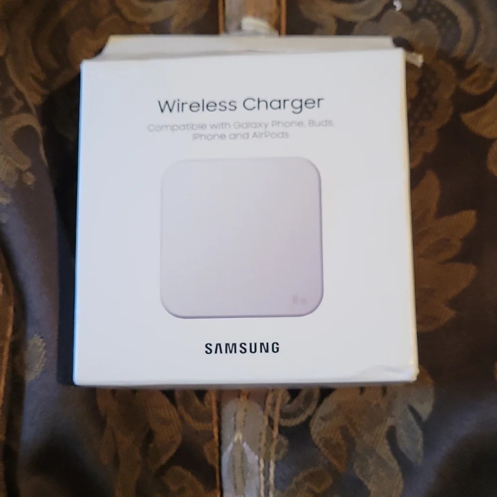 Samsung new boxed amazing wireless charger boxed tagged